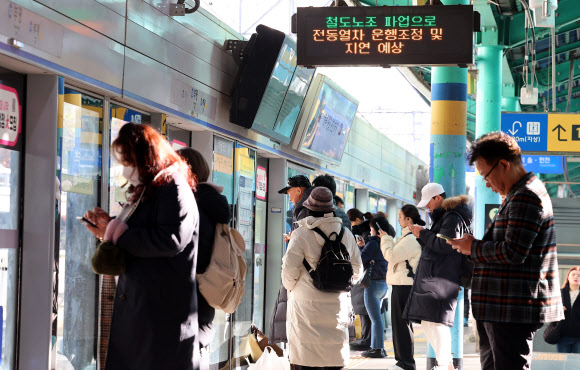 전국철도노동조합이 총파업에 돌입한 5일 오전 인천 부평역 승강장에서 승객들이 열차를 기다리고 있다. 2024.12.5 연합뉴스