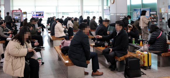 전국철도노동조합이 총파업에 돌입한 5일 오전 경남 창원시 성산구 창원중앙역 대합실에 승객들이 열차를 기다리고 있다. 철도노조 파업은 지난해 9월 이후 1년 3개월 만이다. 2024.12.5 연합뉴스
