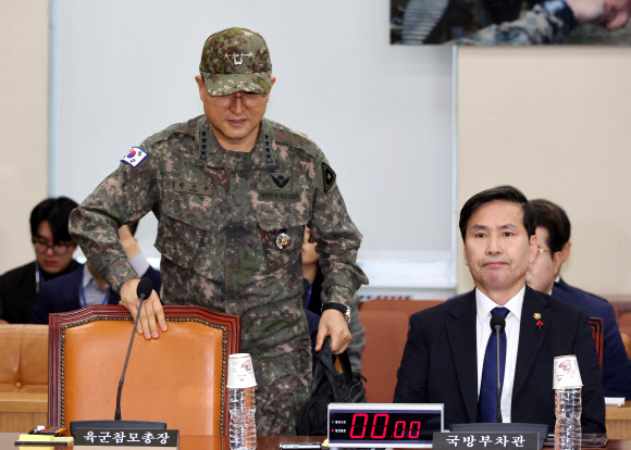 5일 오전 윤석열 대통령의 비상계엄 선포·해제 경위와 관련한 긴급 현안질의가 열린 국회 국방위원회 전체회의에 박안수 육군참모총장이 출석하고 있다. 2024.12.5  연합뉴스