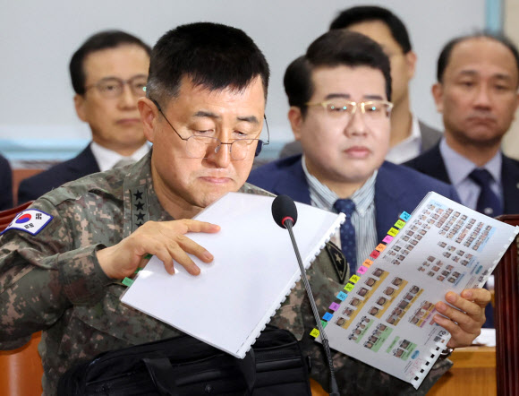 5일 오전 윤석열 대통령의 비상계엄 선포·해제 경위와 관련한 긴급 현안질의가 열린 국회 국방위원회 전체회의에 출석한 박안수 육군참모총장이 자료정리를 하고 있다.  2024.12.5  연합뉴스