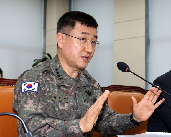박안수 육군참모총장이 5일 오전 윤석열 대통령의 비상계엄 선포·해제 경위와 관련한 긴급 현안질의가 열린 국회 국방위원회 전체회의에서 의원 질의에 답변하고 있다. 2024.12.5  연합뉴스
