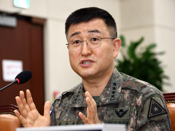 5일 서울 여의도 국회에서 열린 국방위원회 전체회의에 지난 3일 비상계엄 때 계엄사령관을 맡았던 박안수 육군참모총장이 질문에 답변하고 있다. 2024.12.5  연합뉴스