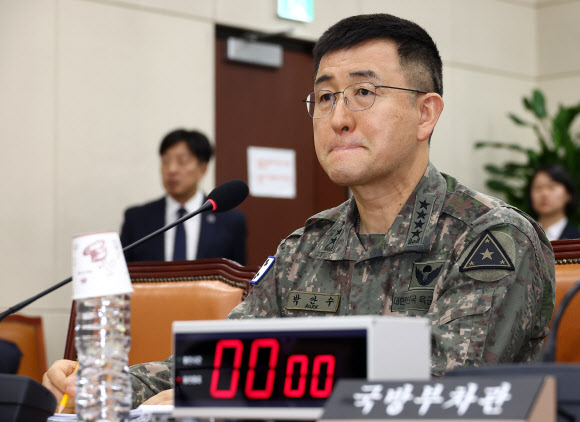 5일 서울 여의도 국회에서 열린 국방위원회 전체회의에 지난 3일 비상계엄 때 계엄사령관을 맡았던 박안수 육군참모총장이 참석하고 있다. 2024.12.5  연합뉴스