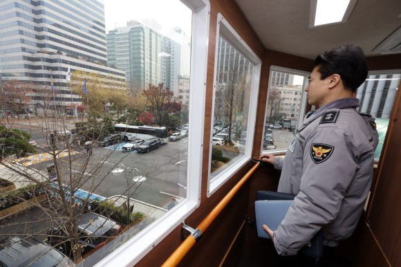 지난 2일 서울 경찰청 주차장에서 고공관측차량이 보도진에게 공개되고 있다. 이 차량은 최대 높이 7m로 고정·회전식 카메라, 방송·조명 장비 등이 설치돼 있다. 2024.12.5  연합뉴스