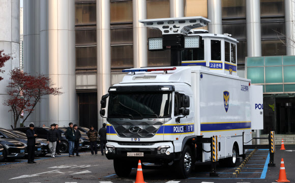 지난 2일 서울 경찰청 주차장에서 고공관측차량이 보도진에게 공개되고 있다. 이 차량은 최대 높이 7m로 고정·회전식 카메라, 방송·조명 장비 등이 설치돼 있다. 2024.12.5  연합뉴스