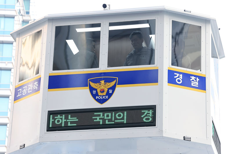 조치호 경찰청장이 지난 2일 서울 서대문구 미근동 경찰청 주차장에서 진행된 현장지휘차량 및 고공관측차량 도입 시연회에 참석해 고공관측차량에 올라 내부를 살펴보고 있다.  이날 공개된 고공관측차량은 현대 ‘파비스’를 개조해 길이 9.5m, 높이 최대 7미터로 지상 7미터 높이 관측소에서 육안 관측 및 고정·회전식 카메라를 통한 영상관측, 방송·조명 장치가 설치됐으며, 현대 ‘엑시언트’를 개조한 현장지휘차량은 길이 12.4m, 폭 2.4m(확장시 4.4m)로 현장대책회의 및 전국 영상회의, 상황브리핑, 실시간 현장 관측, 교통CCTV 및 작전 영상 등의 모니터링이 가능하다.  경찰은 현장지휘차량 3대(각 6억 원)와 고공관측차량 1대(6.5억 원)를 서울·부산·경기남부청에 우선 배정할 계획이다. 2024.12.5 뉴스1