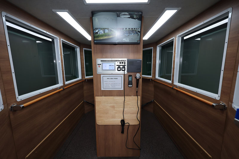 지난 2일 서울 서대문구 미근동 경찰청 주차장에서 진행된 현장지휘차량 및 고공관측차량 도입 시연회에서 고공관측차량 내부가 취재진에 공개되고 있다.  이날 공개된 고공관측차량은 현대 ‘파비스’를 개조해 길이 9.5m, 높이 최대 7미터로 지상 7미터 높이 관측소에서 육안 관측 및 고정·회전식 카메라를 통한 영상관측, 방송·조명 장치가 설치됐으며, 현대 ‘엑시언트’를 개조한 현장지휘차량은 길이 12.4m, 폭 2.4m(확장시 4.4m)로 현장대책회의 및 전국 영상회의, 상황브리핑, 실시간 현장 관측, 교통CCTV 및 작전 영상 등의 모니터링이 가능하다.  경찰은 현장지휘차량 3대(각 6억 원)와 고공관측차량 1대(6.5억 원)를 서울·부산·경기남부청에 우선 배정할 계획이다. 2024.12.5 뉴스1