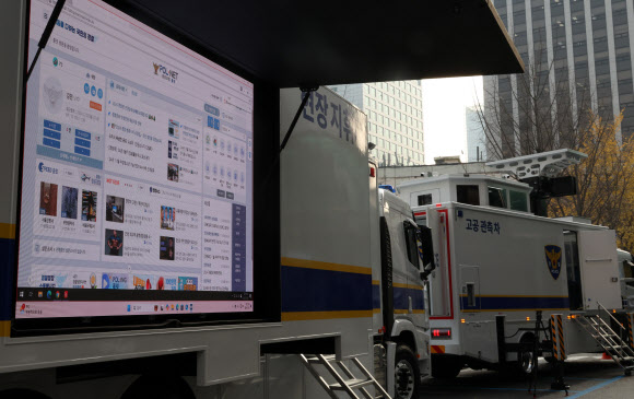 지난 2일 서울 경찰청 주차장에서 현장지휘차량이 보도진에게 공개되고 있다. 이 차량은 길이 12.4m, 폭 2.4m로 현장대책회의, 상황브리핑, 화상브리핑, 교통CCTV 모니터링이 가능하다. 2024.12.5  연합뉴스