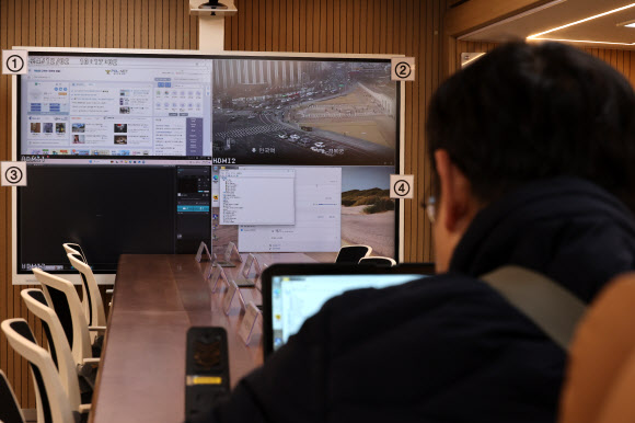 지난 2일 서울 경찰청 주차장에서 현장지휘차량이 보도진에게 공개되고 있다. 이 차량은 길이 12.4m, 폭 2.4m로 현장대책회의, 상황브리핑, 화상브리핑, 교통CCTV 모니터링이 가능하다. 2024.12.5  연합뉴스