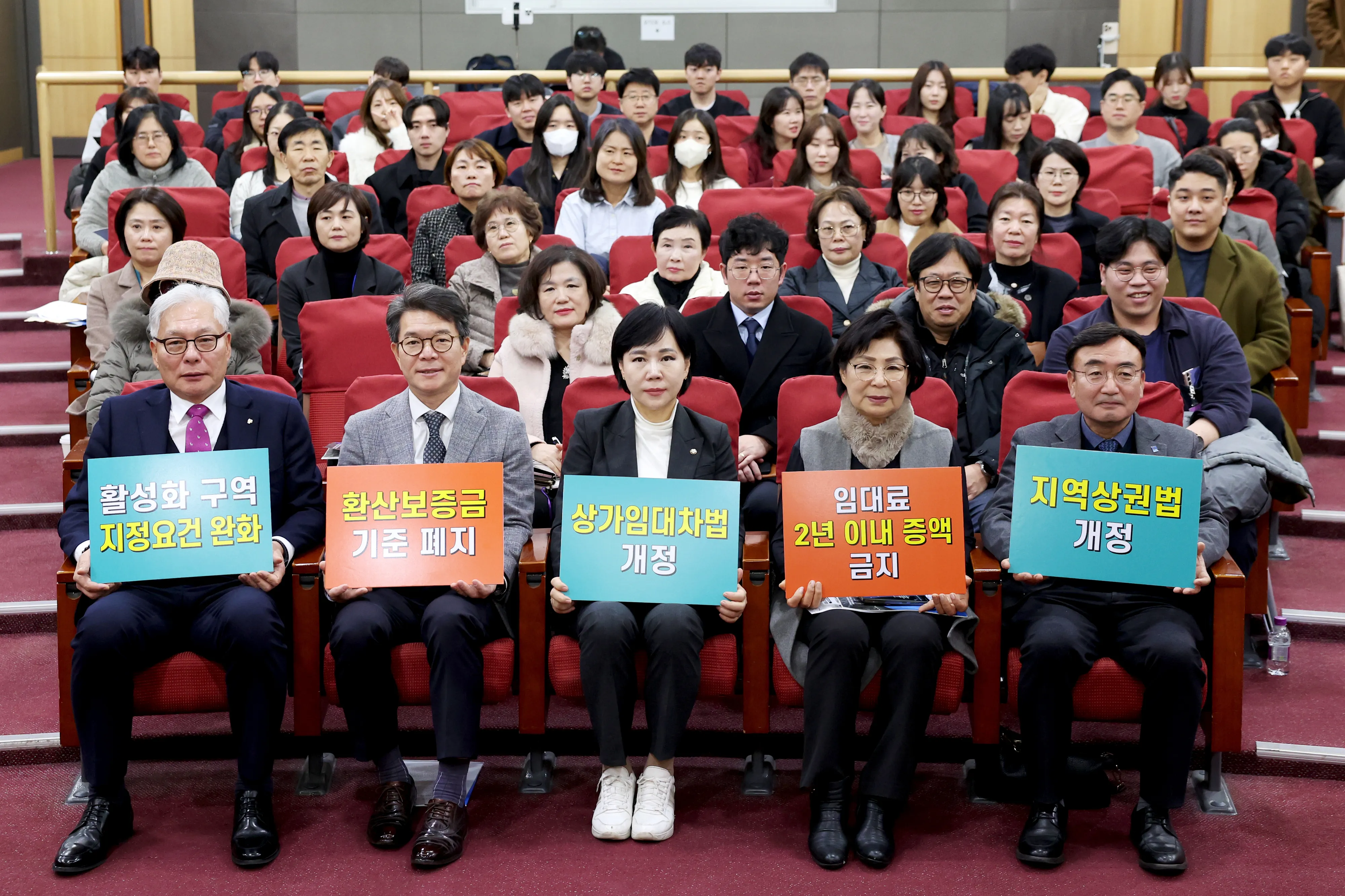 정원오(왼쪽 두 번째) 서울 성동구청장과 전현희(세 번째) 더불어민주당 최고위원이 5일 여의도 국회의원회관에서 열린 ‘젠트리피케이션 방지를 위한 입법토론회’에서 피켓을 들고 기념촬영을 하고 있다.
성동구 제공