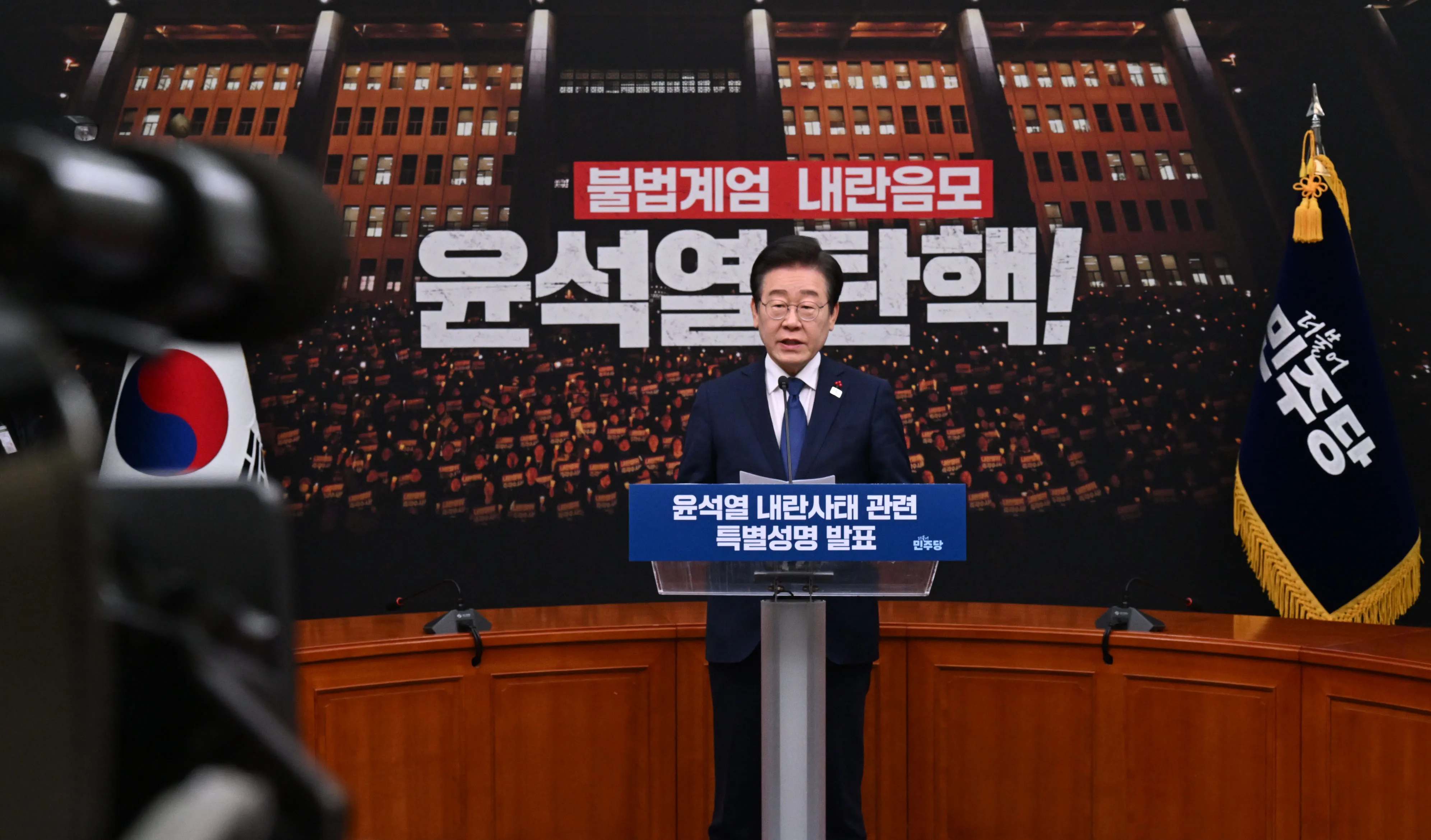 6일 더불어민주당 이재명 더불어민주당대표가 국회에서  윤석열 내란사태 관련 특별성명 발표를 하고 있다.2024.12.6.안주영 전문기자