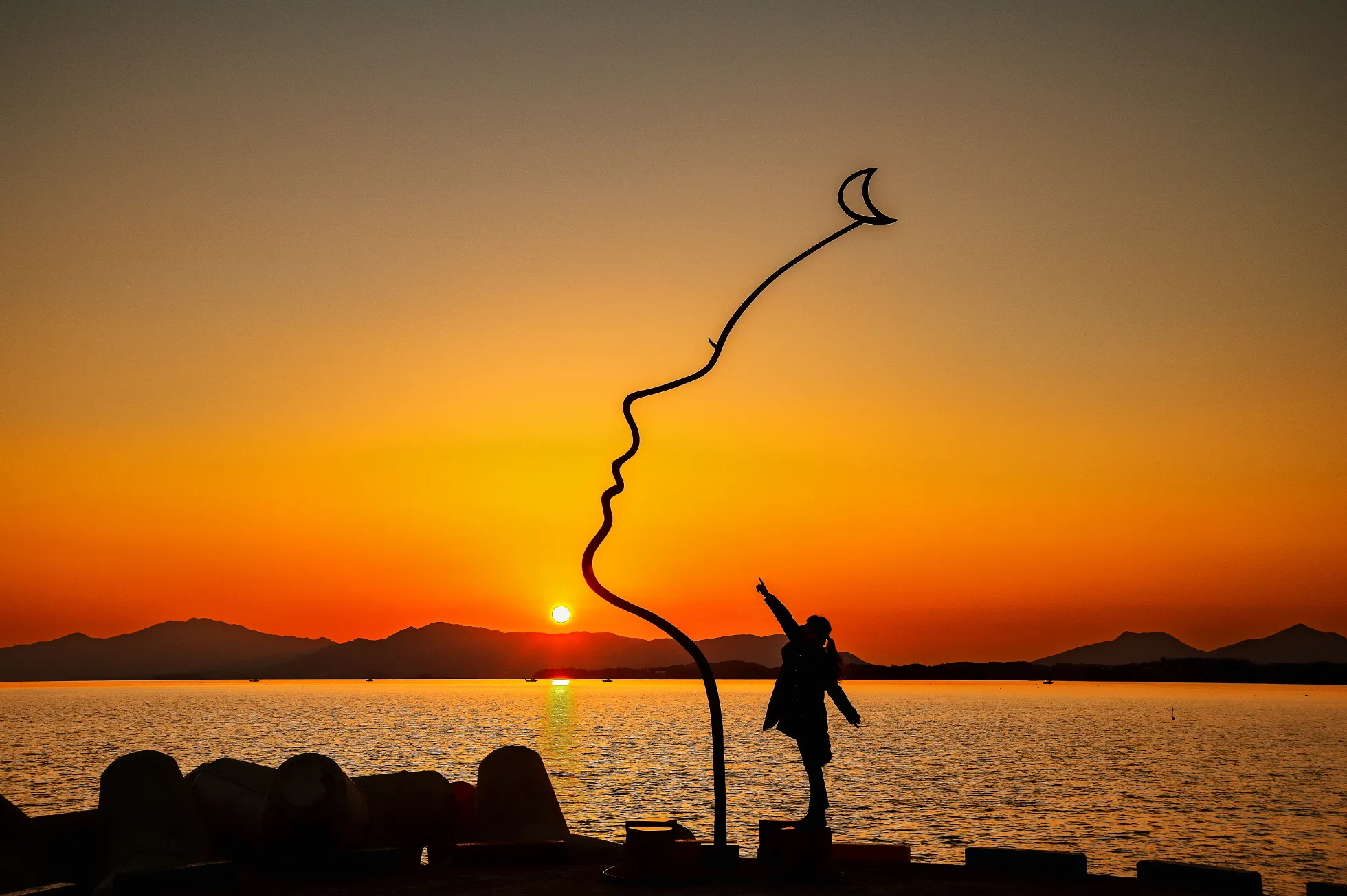 환상적인 드라이브 코스로 유명한 사천 무지갯빛해안도로와 그 안에 있는 대포항 모습. 2024.12.6. 경남도 제공