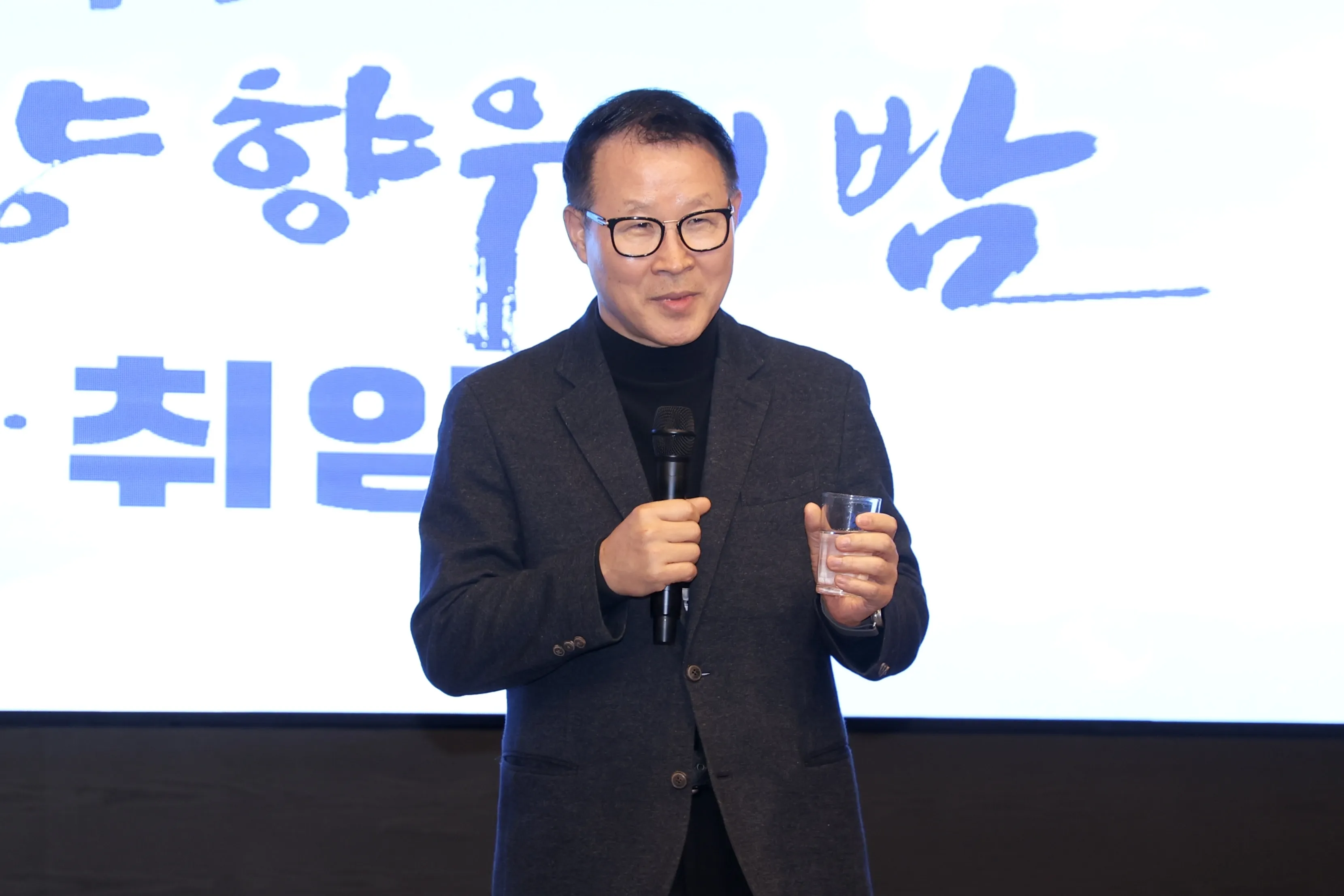 강문식 재순천 광양향우회 고문이 ‘백운산’이란 주제로 건배사를 하고 있다.