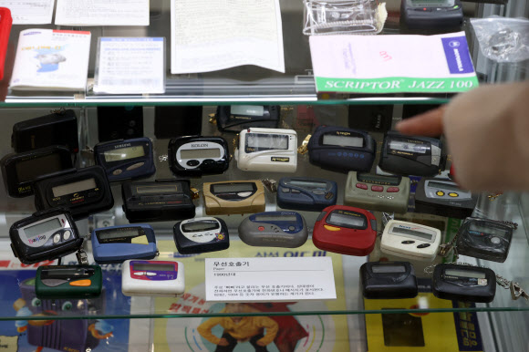 6일 오후 서울 용산구 용산역사박물관에서 개막한 ‘접속, 용산전자상가’ 기획전에 무선호출기가 전시되어 있다. 전시는 청과물시장에서 전자상가로 변모하고, 1990~2000년대 전성기를 거쳐 2010년대 침체기에 이르게 된 과정을 보여준다. 2024.12.6. 연합뉴스