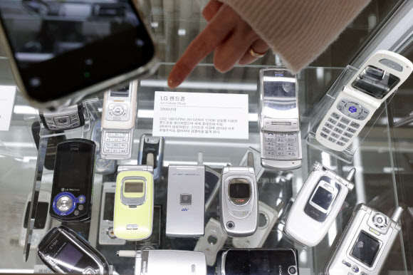 6일 오후 서울 용산구 용산역사박물관에서 개막한 ‘접속, 용산전자상가’ 기획전에 핸드폰 기기들이 전시되어 있다. 전시는 청과물시장에서 전자상가로 변모하고, 1990~2000년대 전성기를 거쳐 2010년대 침체기에 이르게 된 과정을 보여준다. 2024.12.6. 연합뉴스