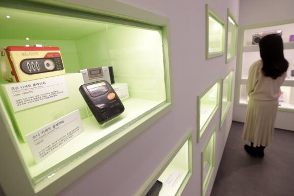 6일 오후 서울 용산구 용산역사박물관에서 ‘접속, 용산전자상가’ 기획전이 열리고 있다. 전시는 청과물시장에서 전자상가로 변모하고, 1990~2000년대 전성기를 거쳐 2010년대 침체기에 이르게 된 과정을 보여준다. 2024.12.6. 연합뉴스