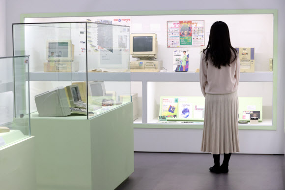 6일 오후 서울 용산구 용산역사박물관에서 ‘접속, 용산전자상가’ 기획전이 열리고 있다. 전시는 청과물시장에서 전자상가로 변모하고, 1990~2000년대 전성기를 거쳐 2010년대 침체기에 이르게 된 과정을 보여준다. 2024.12.6. 연합뉴스