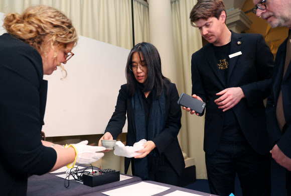 2024 노벨문학상 수상자인 한강 작가가 6일(현지시간) 스웨덴 스톡홀름 노벨박물관에서 소장품으로 찻잔을 기증하고 있다. 2024.12.6  연합뉴스