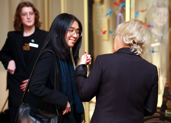 2024 노벨문학상 수상자인 한강 작가가 6일(현지시간) 스웨덴 스톡홀름 노벨상박물관에서 관계자의 설명을 들으며 전시품을 살펴보고 있다. 2024.12.6  연합뉴스