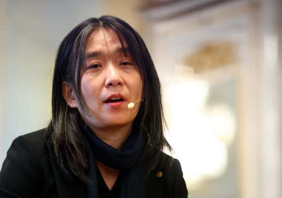 2024 노벨문학상 수상자인 한강 작가가 6일(현지시간) 스웨덴 스톡홀름 노벨상박물관에서 기자회견을 하고 있다. 2024.12.6  연합뉴스