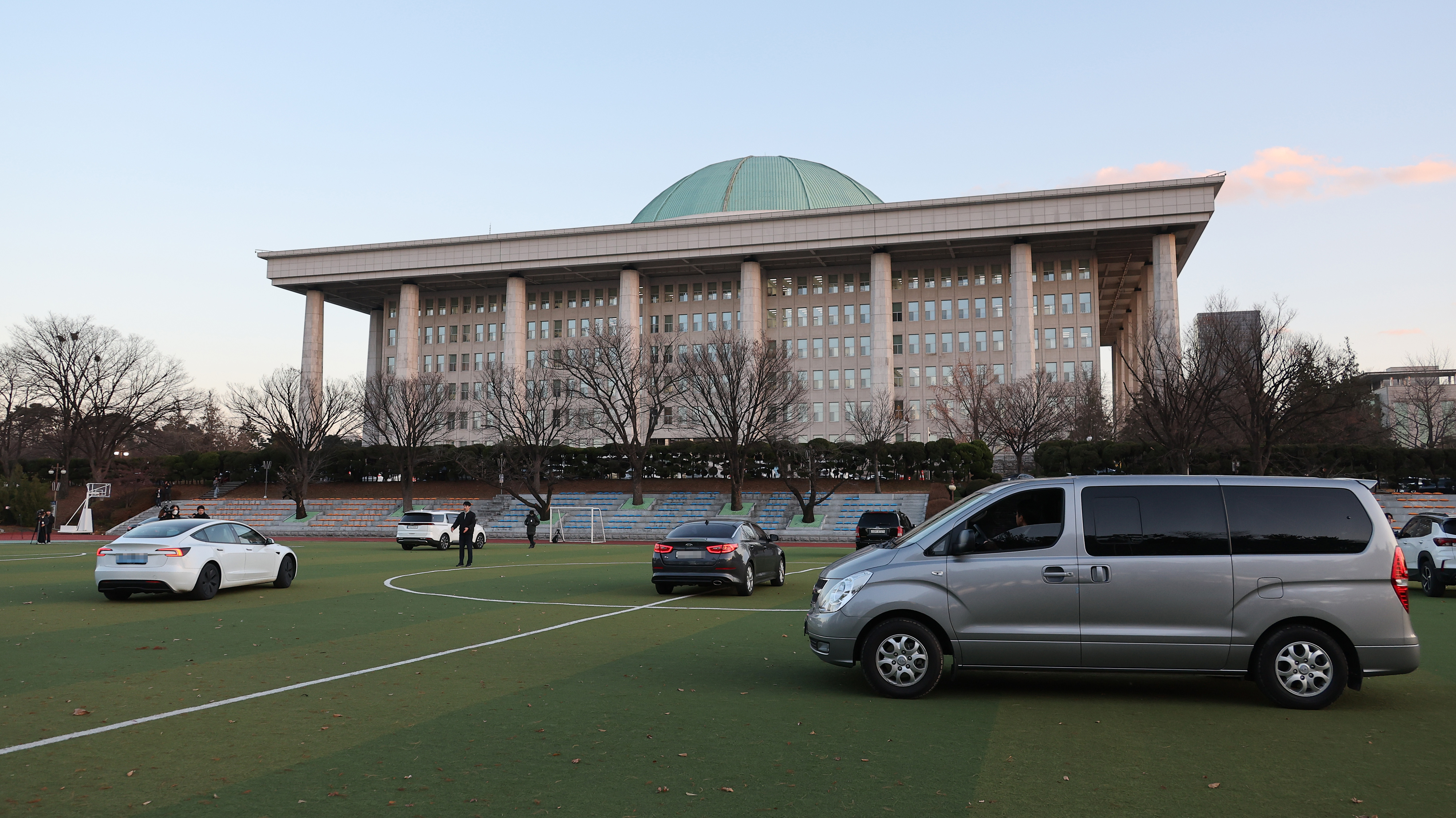 軍헬기 착륙 막아라… 2차 계엄 대비 중인 국회