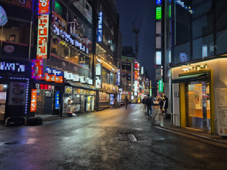 지난 5일 오후 7시쯤 찾은 서울 종로구의 음식점 거리가 텅 비어 있다. 식당 안을 살펴보니 소수의 손님들만 조용히 저녁을 먹고 있었다. 송현주 기자