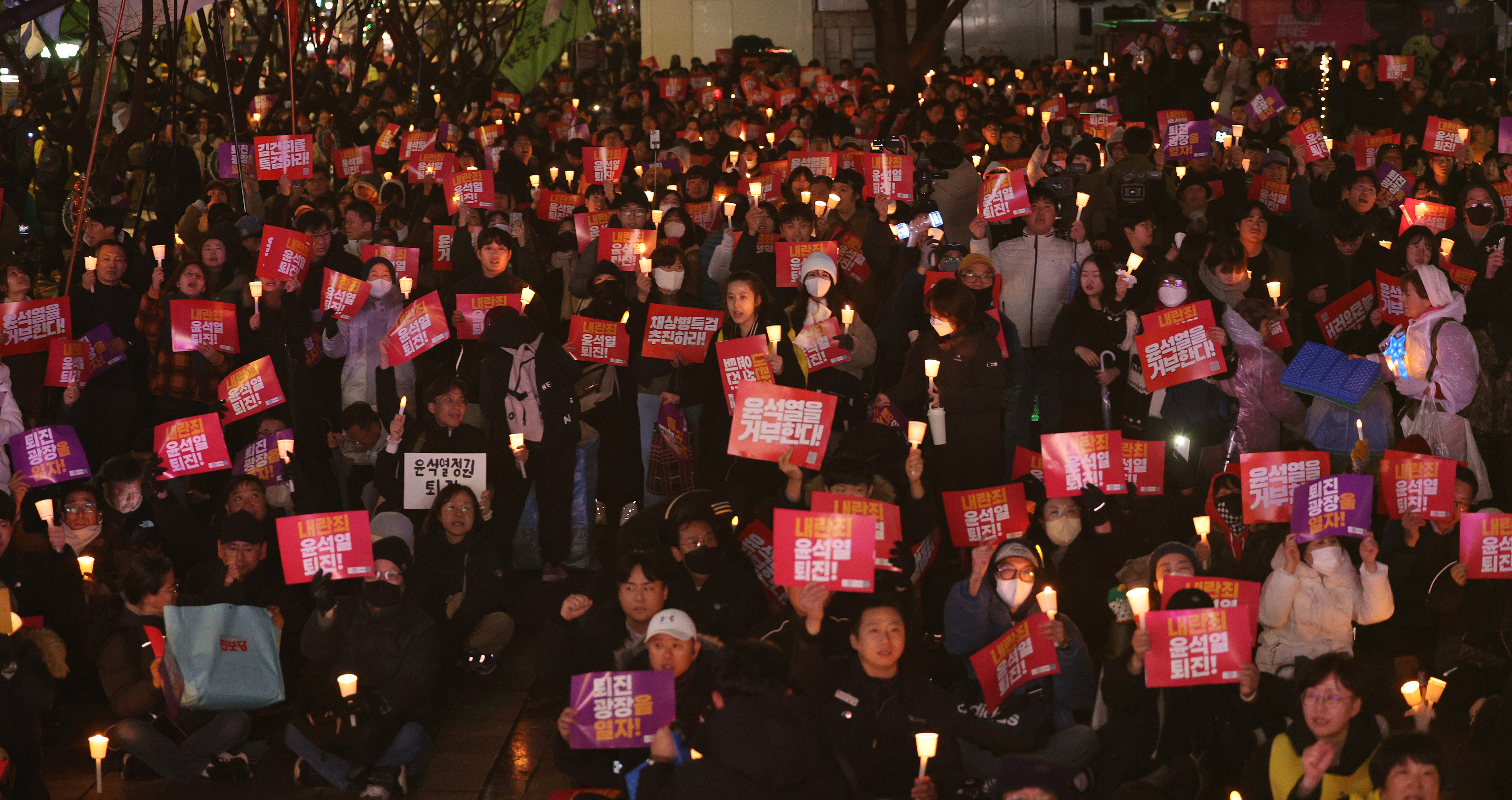 5일 오후 서울 종로구 동화면세점 앞에서 열린 윤석열 대통령 퇴진 촉구 집회에 참여한 시민들이 촛불을 들고 정권 퇴진을 촉구하고 있다. 2024.12.5 뉴스1