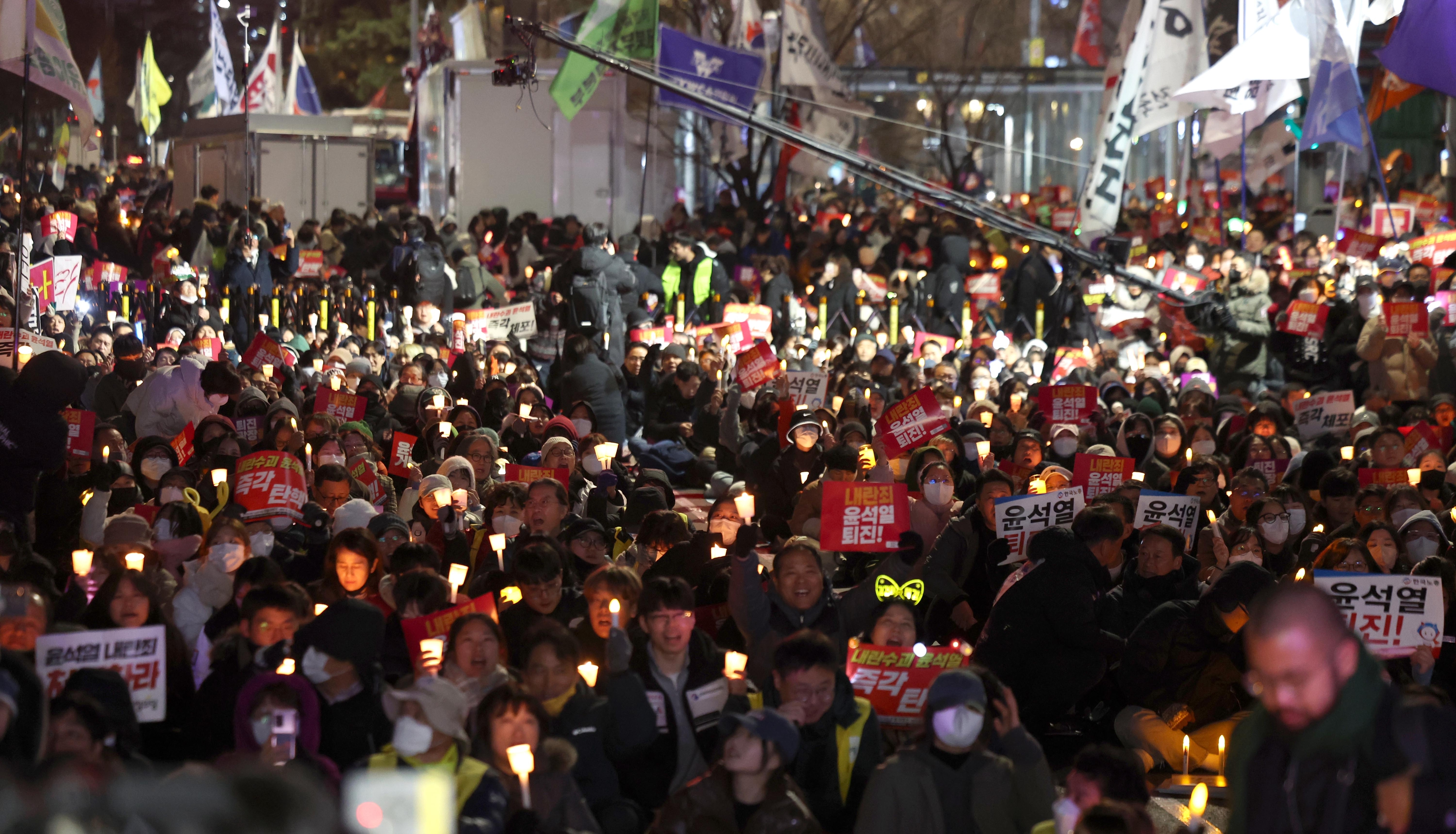 지난 6일 서울 여의도 국회의사당 앞에서 열린 촛불집회에 참가한 시민들이 윤석열 대통령 퇴진을 촉구하고 있다. 2024.12.06 뉴시스