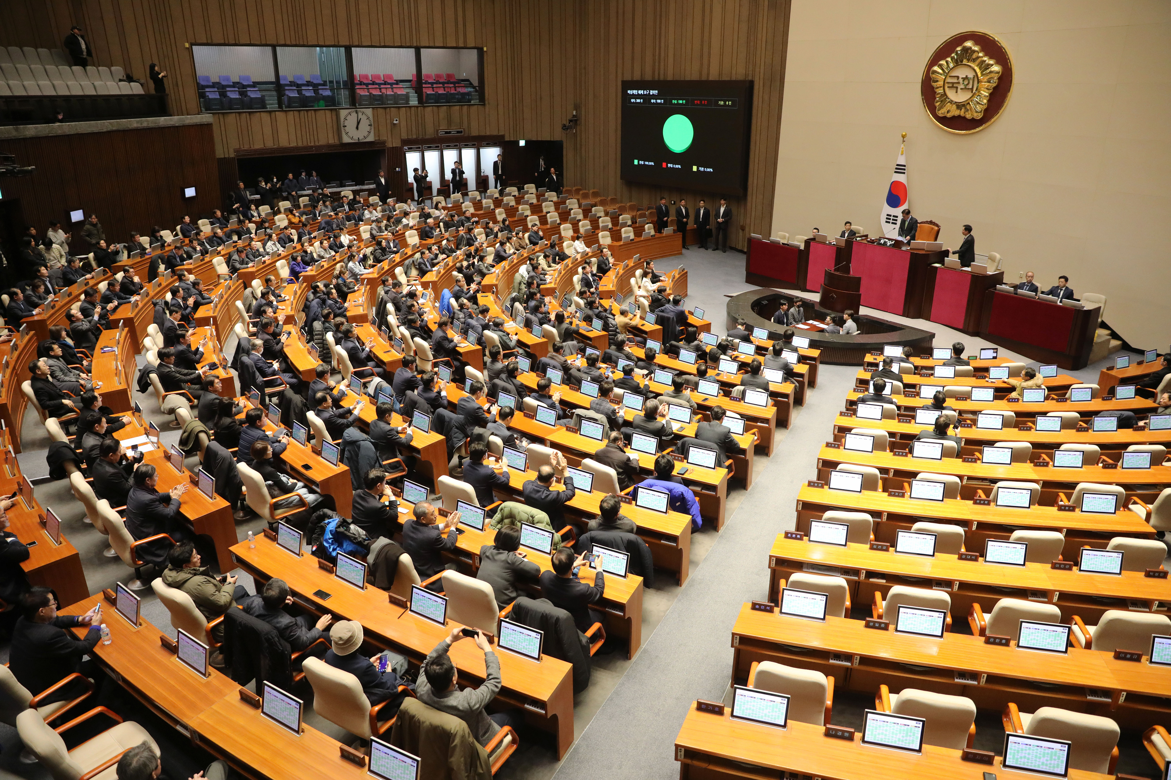 지난 4일 새벽 서울 여의도 국회 본회의장에서 열린 본회의에서 비상계엄 해제 요구 결의안이 통과되고 있다. 2024.12.4 뉴스1