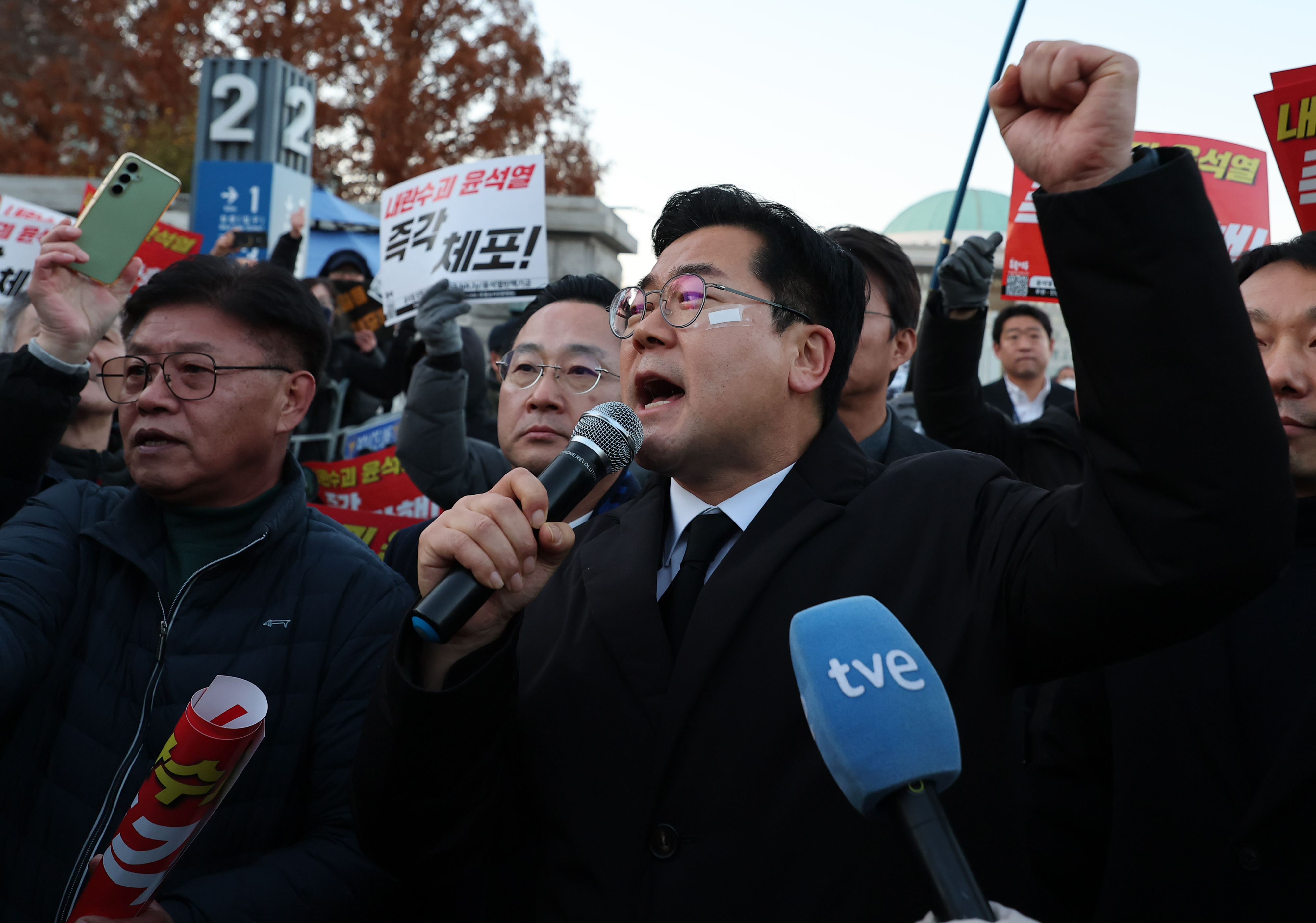 더불어민주당 박찬대 원내대표가 6일 서울 여의도 국회 앞에서 시민들에게 탄핵 촉구 발언을 하고 있다. 2024.12.6 . 연합뉴스