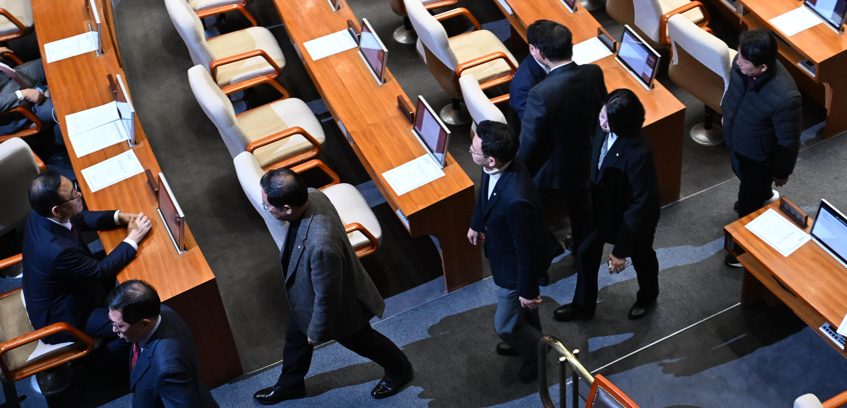 7일 국회 본회의에서 대통령 탄핵소추안이 상정된 뒤 국민의힘 의원들이 표결에 불참하며 본회의장을 퇴장해 의석이 비어 있다. 2024.12.7 홍윤기 기자