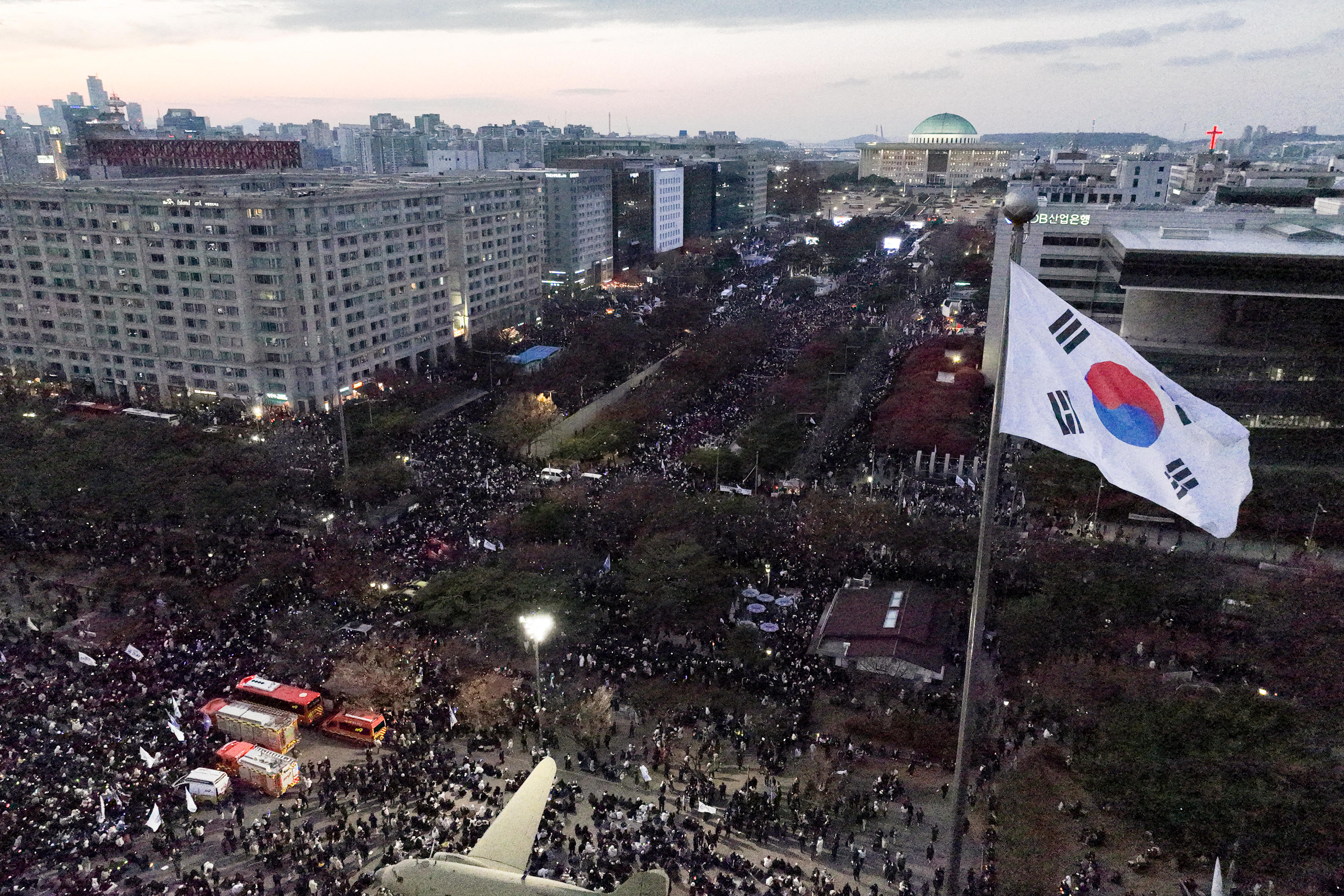 7일 오후 서울 여의도 국회 앞에서 열린 ‘내란죄 윤석열 퇴진! 국민주권 실현! 사회대개혁! 범국민촛불대행진’에서 참석자들이 거리를 가득 메우고 있다. 2024.12.7 연합뉴스