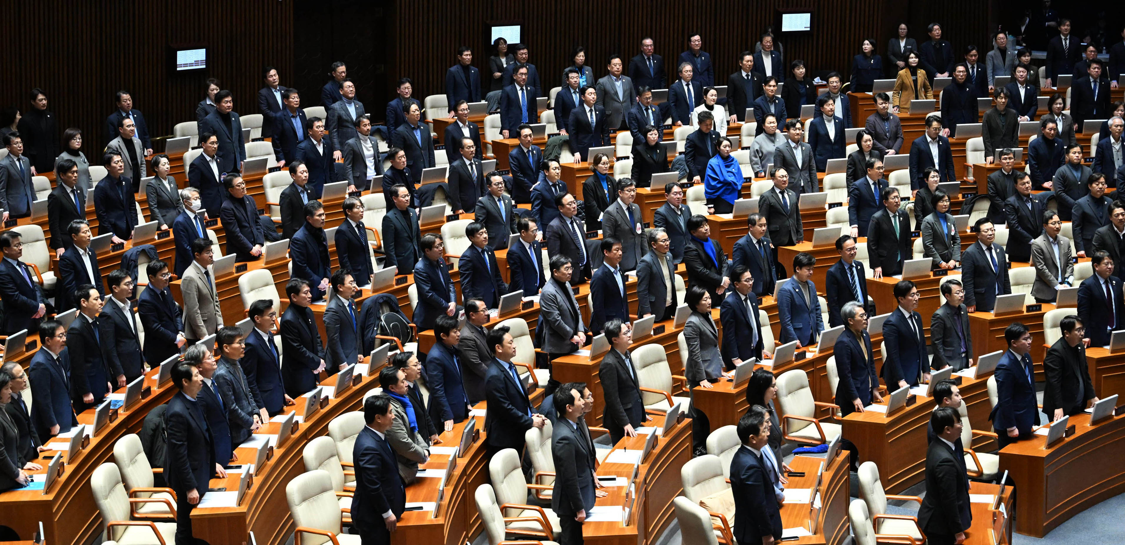 박찬대 더불어민주당 원내대표 등 야당 의원들이 7일 국회 본회의에서 비상계엄해제요구결의안에 참석한 국민의힘 의원들의 이름을 호명하고 있다. 2024.12.7 홍윤기 기자