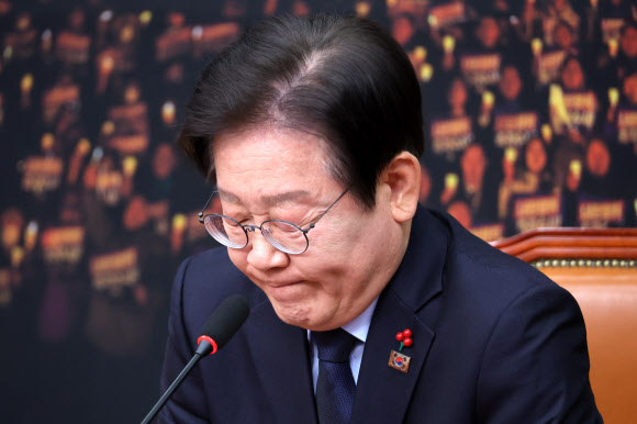 굳은 표정의 이재명 대표