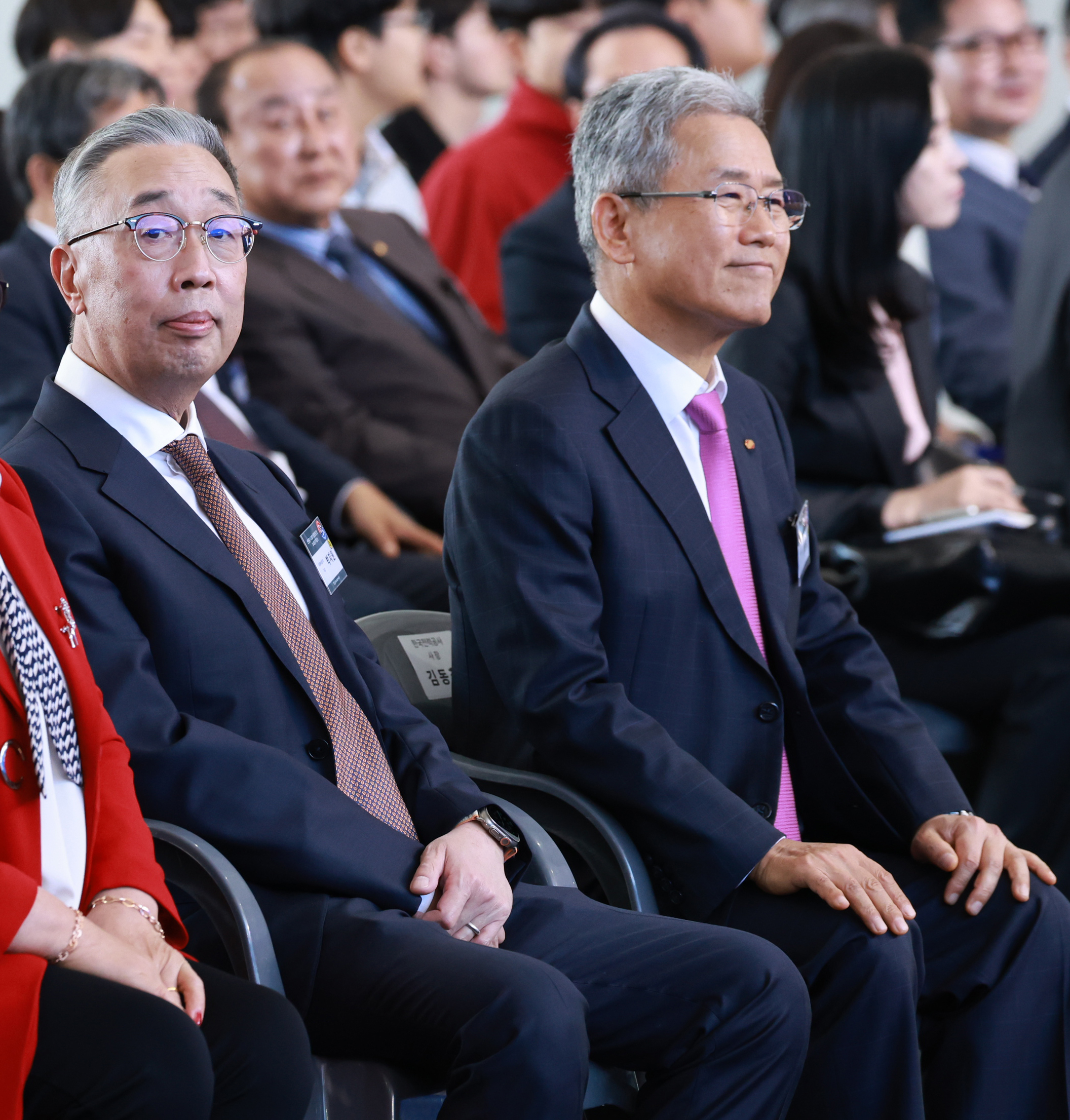 박지원 두산에너빌리티 회장(왼쪽)과 김동철 한국전력 사장이 30일 경북 울진군 한국수력원자력 한울원자력본부에서 열린 ‘신한울 원전 1·2호기 종합준공 및 3·4호기 착공식’에 참석하고 있다. 2024.10.30 연합뉴스