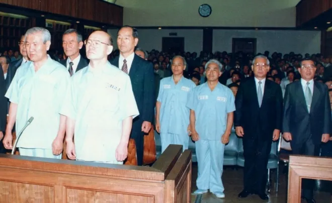 수의 입은 전두환 노태우  1996년 8월 26일 전두환씨와 노태우씨 등이 12·12 군사 반란 및 5·17 내란 및 5·18 광주 민주화 운동 유혈진압 혐의에 대한 재판을 받고 있다. 1996. 8. 26 서울신문 DB