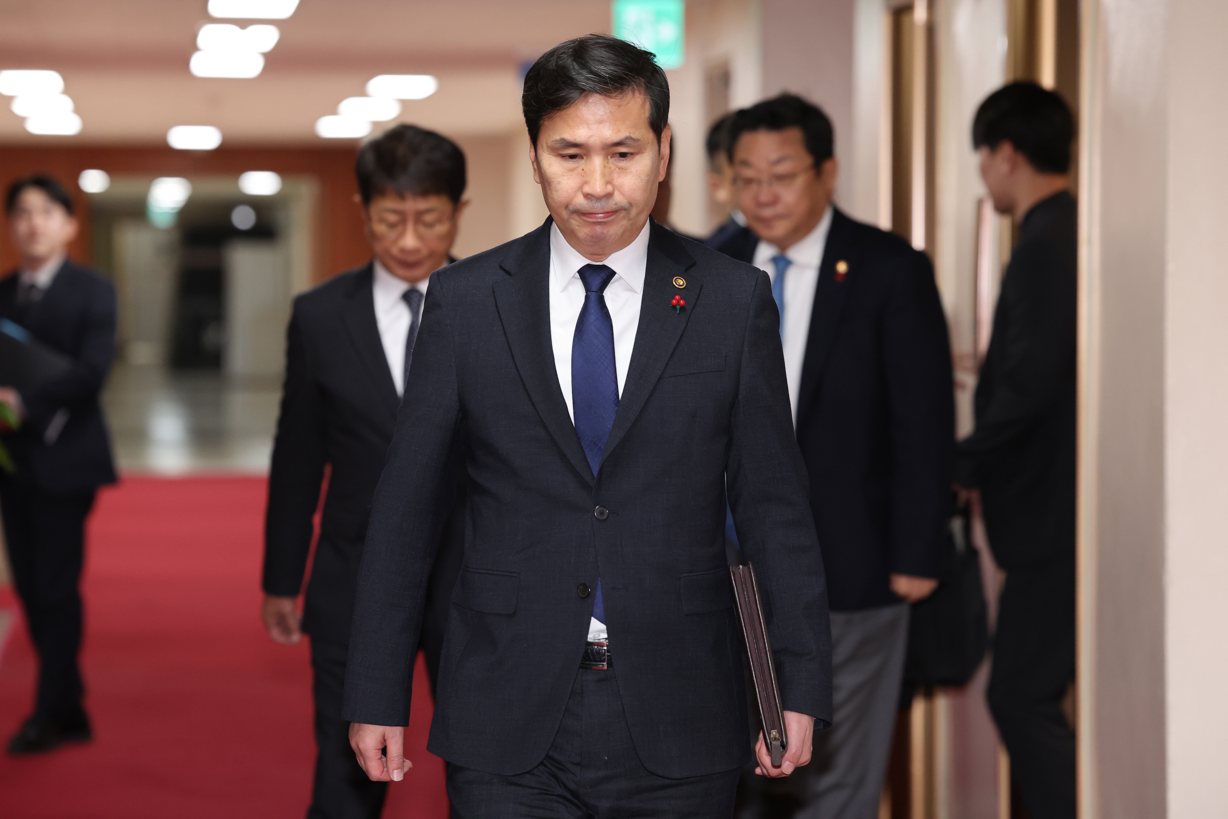 김선호 국방부 차관이 8일 서울 종로구 정부서울청사에서 국무위원 간담회에 참석하기 위해 입장하고 있다. 2024.12.8 오장환 기자