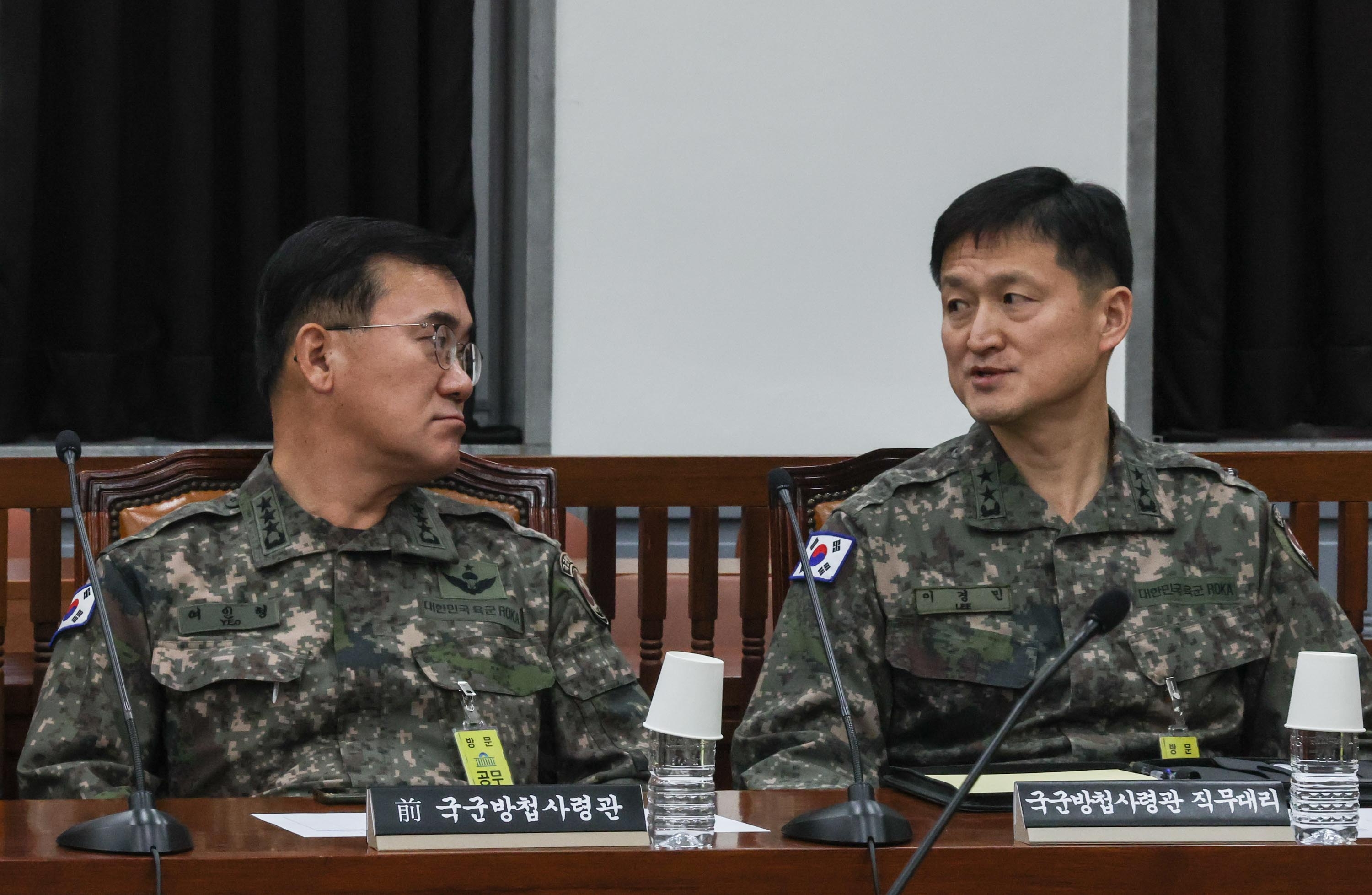 정보위서 대화하는 여인형 전 방첩사령관과 이경민 직무대리