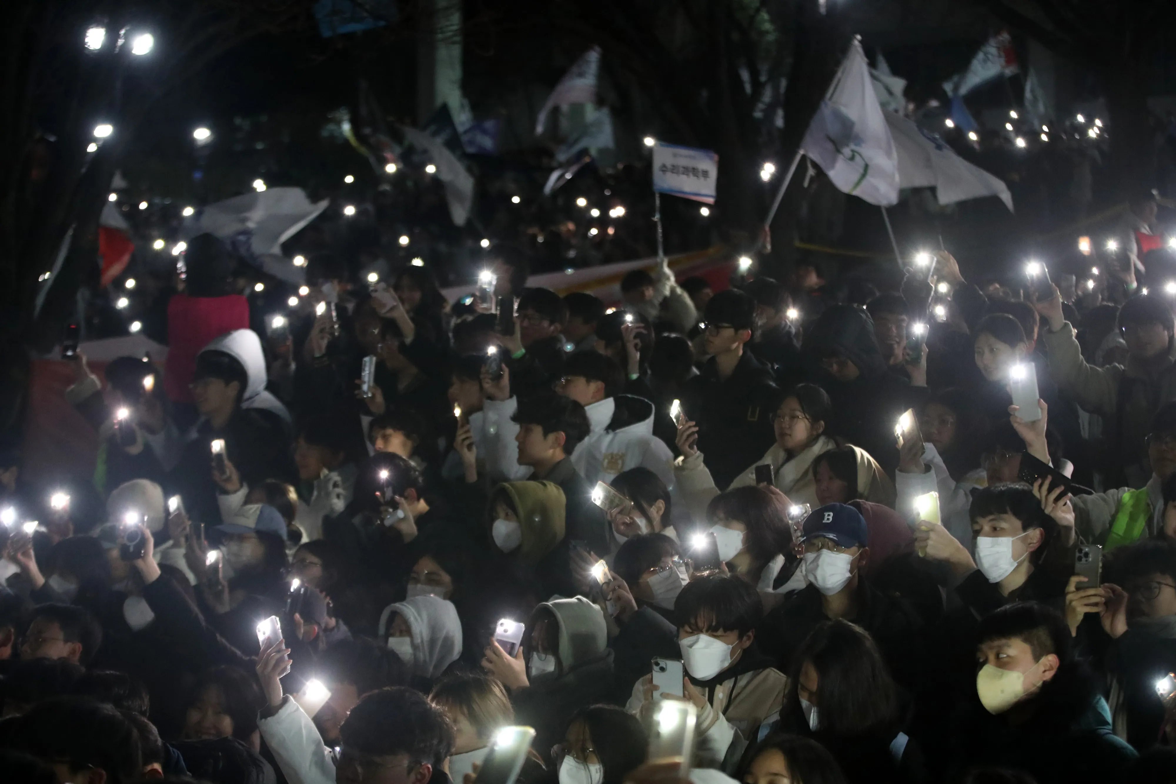 서울대학교 학생들이 지난 5일 서울 관악구 서울대학교 아크로폴리스 광장에서 윤석열 대통령 퇴진 요구를 안건으로 열린 전체 총학생회에서 스마트폰 불빛을 흔들고 있다. (이 기사와 직접적인 관련 없음) 2024.12.5 뉴스1