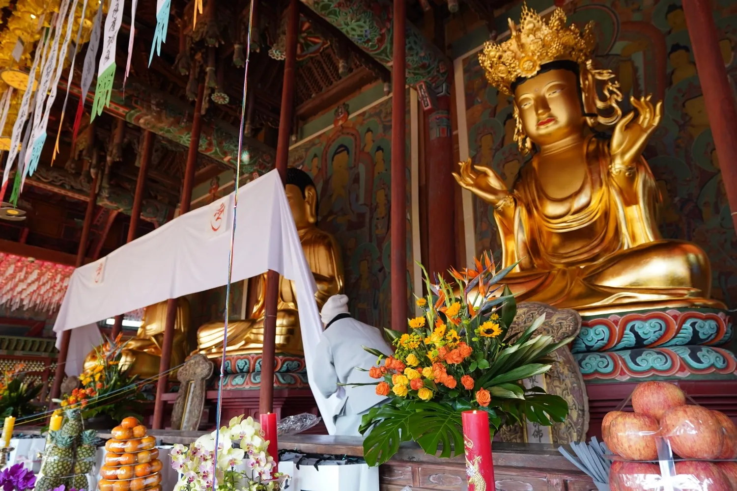 화엄사가 대웅전 목조비로자나삼신불좌상(국보 336호) 개금불사 점안법회 및 2024년 화엄법회 회향식을 열었다.