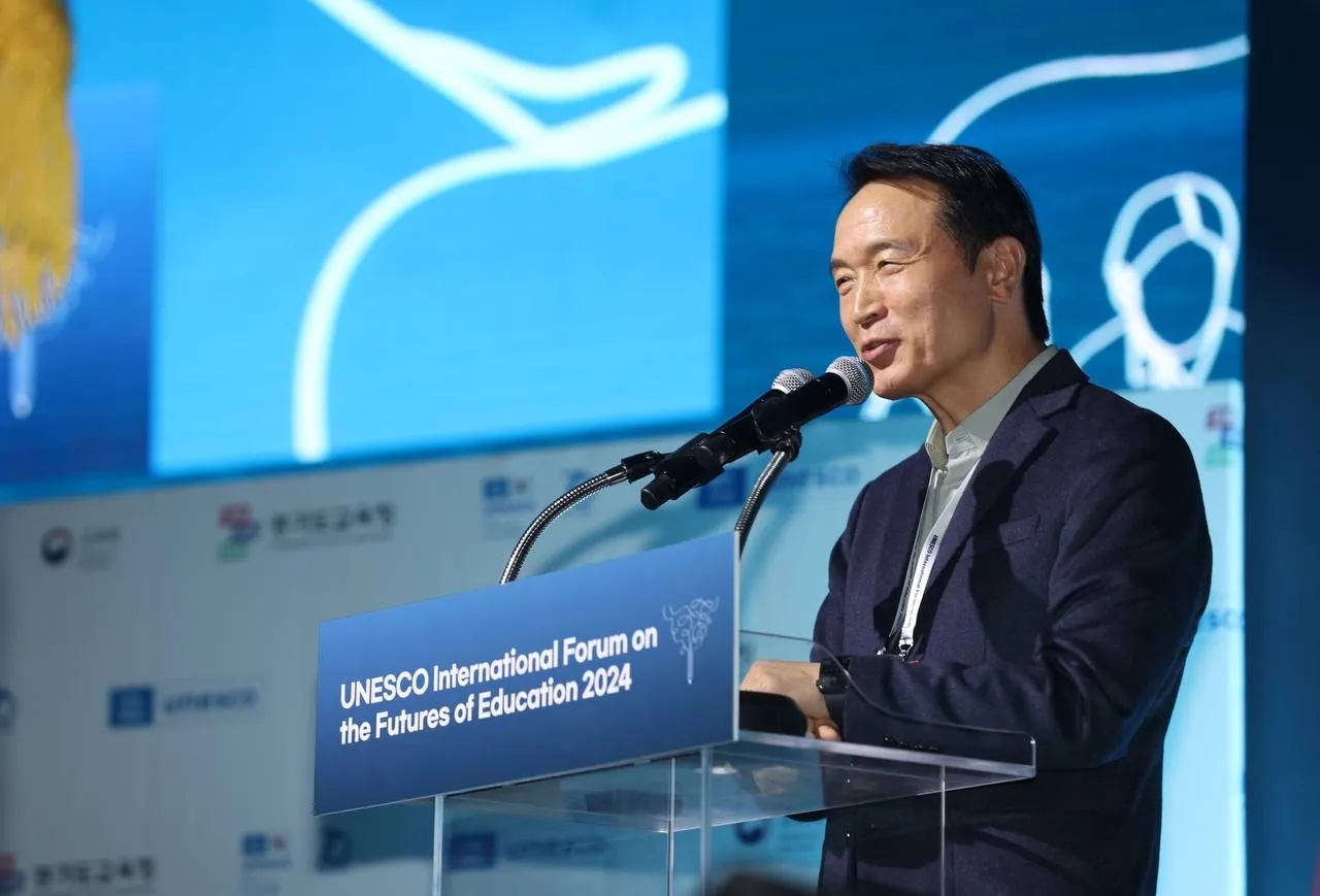 임태희 경기도교육감이 지난 2일 수원컨벤션센터에서 열린 ‘2024 유네스코 교육의 미래 국제포럼’에서 ‘모두를 위한 교육 변혁, 경기미래교육’을 선언하고 있다.
경기도교육청 제공