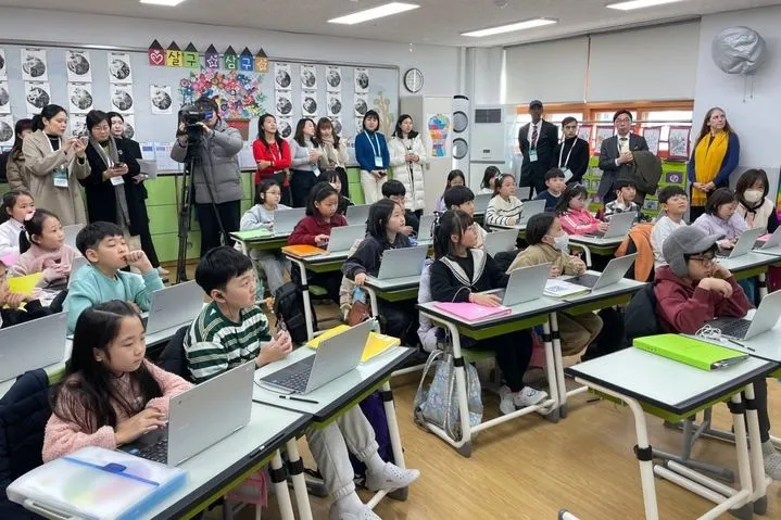 ‘2024 유네스코 교육의 미래 국제포럼’을 찾은 전 세계 교육 관계자들이 지난 3일 오전 경기 수원시 영통구 산의초를 방문해 학생들이 수업하는 모습을 견학하고 있다.
경기도교육청 제공