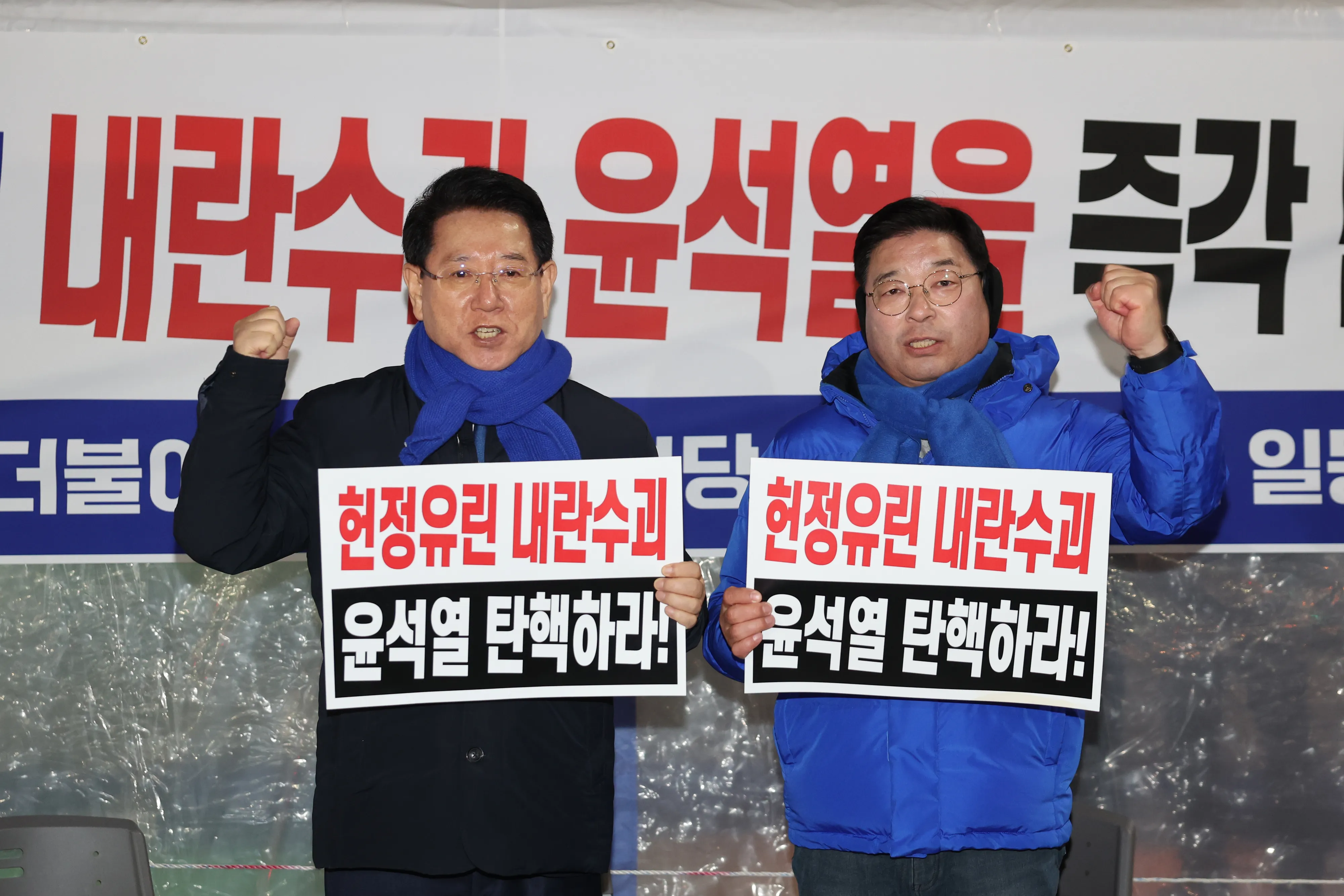 김영록 전남지사가 윤석열 탄핵을 촉구하고 있는 신민호 전남도의원 단식 현장을 방문해 위로 한 후 함께 탄핵을 외치고 있다.