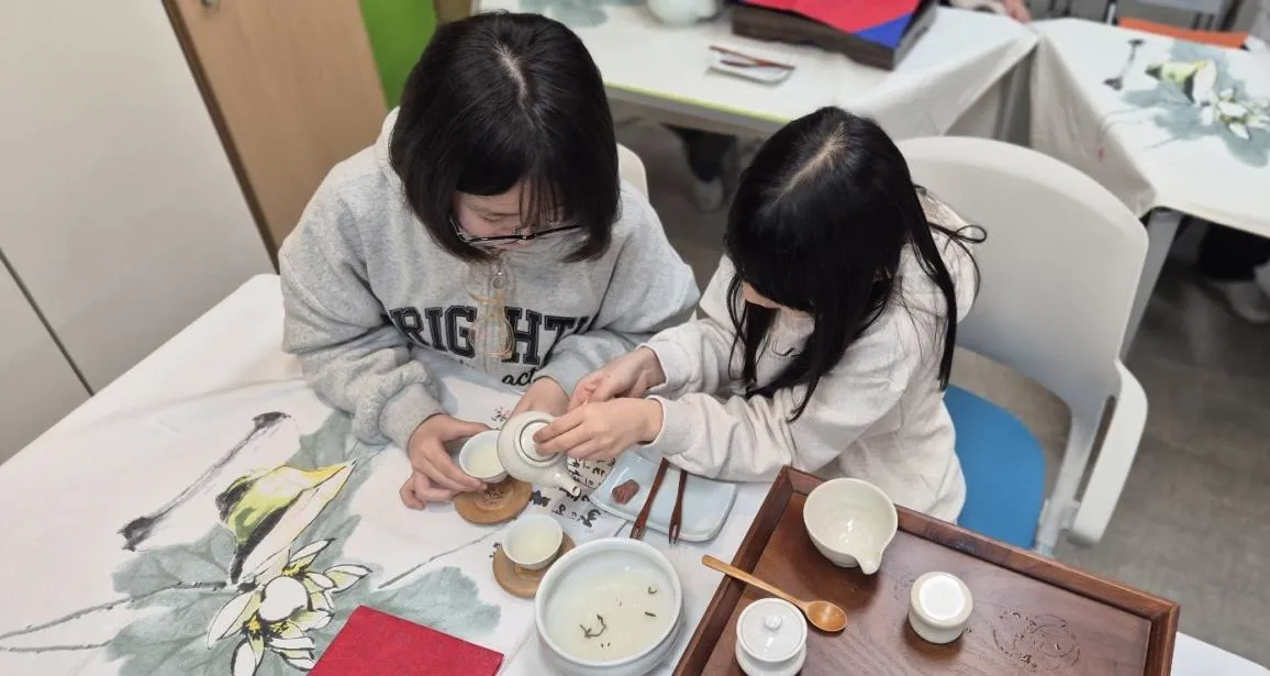 순천왕지초 학생들이 다(茶)문화 어울림 다도 수업을 받고 있다.