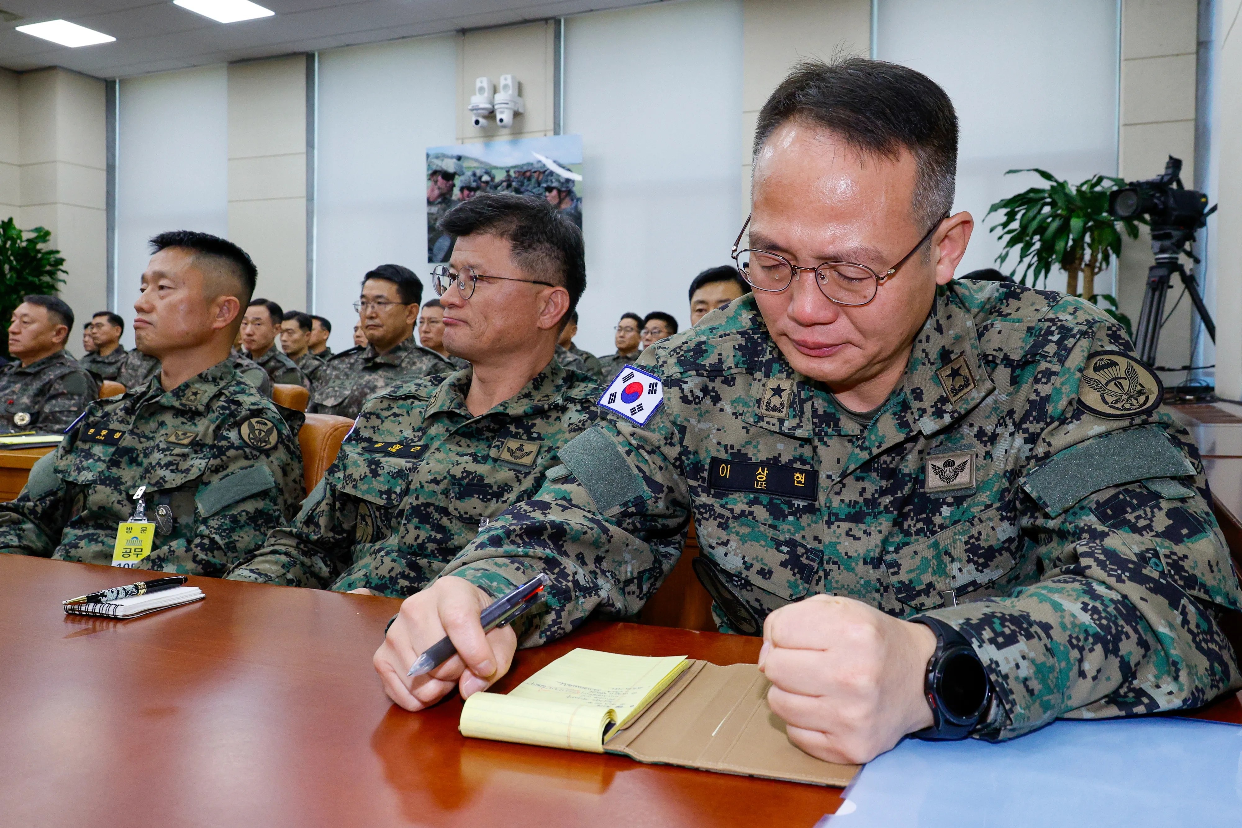 비상계엄 당시 국회에 투입된 제1공수특전여단의 이상현 여단장이 10일 오전 서울 여의도 국회 국방위원회에서 열린 계엄 관련 긴급 현안질의에 출석해 눈물을 흘리고 있다. 2024.12.10 뉴스1