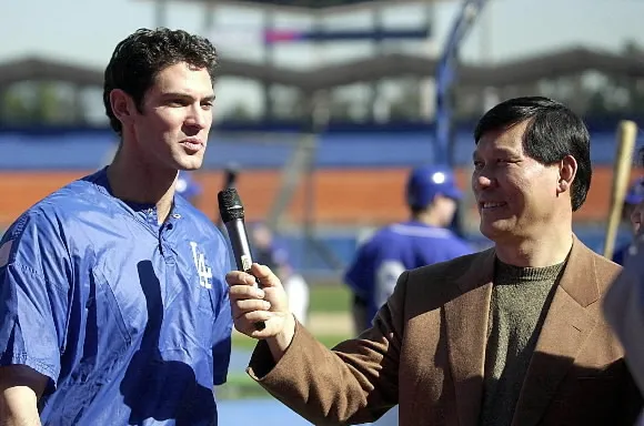 프로야구 해설위원 시절이던 2001년 당시 메이저리그 LA 다저스 외야수 숀 그린과 인터뷰 중인 허구연 KBO 총재. 서울신문 DB