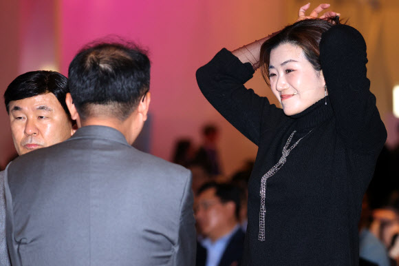 대화 나누는 조현민 사장