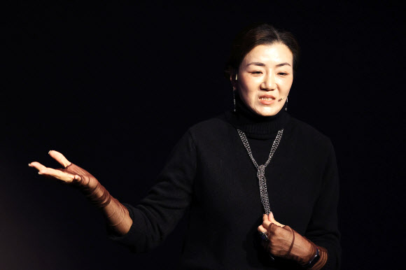주제 발표하는 조현민 사장