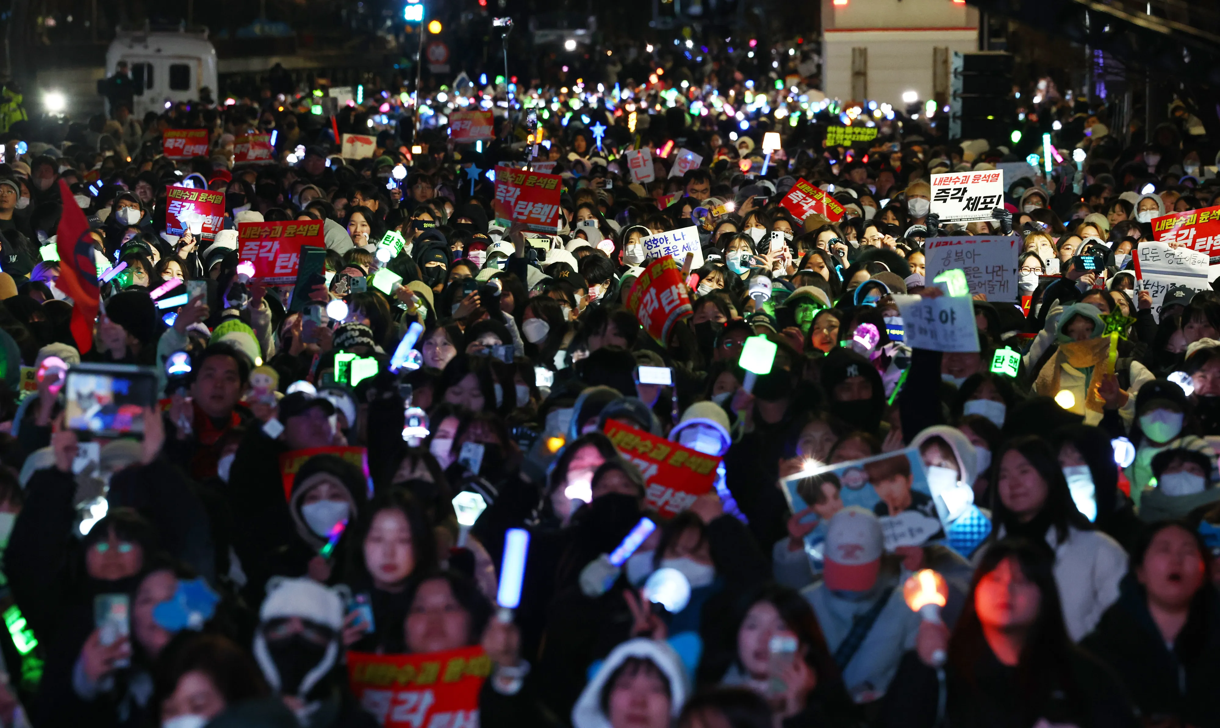 지난 8일 서울 여의도 국회 앞에서 열린 윤석열 대통령 탄핵을 촉구하는 촛불문화제에서 참가자들이 손팻말을 들고 윤 대통령의 탄핵을 촉구하고 있다 2024.12.08 뉴시스