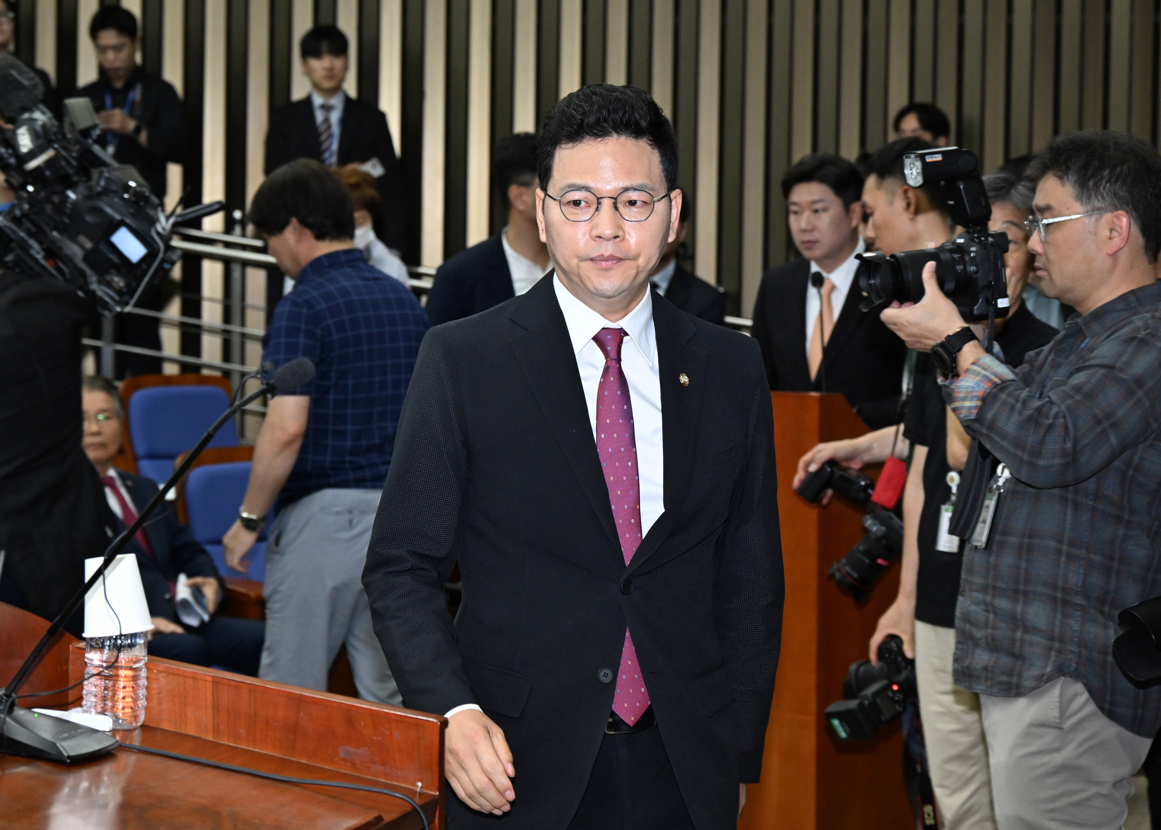 박정훈 국민의힘 의원이 17일 서울여의도 국회에서 열린 의회정치 원상복구 의원총회에서 더불어민주당 이재명 대표가 재판받는 ‘위증교사 사건’과 관련한 이 대표의 음성이 담긴 녹취 내용을 설명하기 위해 이동하고 있다. 2024.6.17 오장환 기자